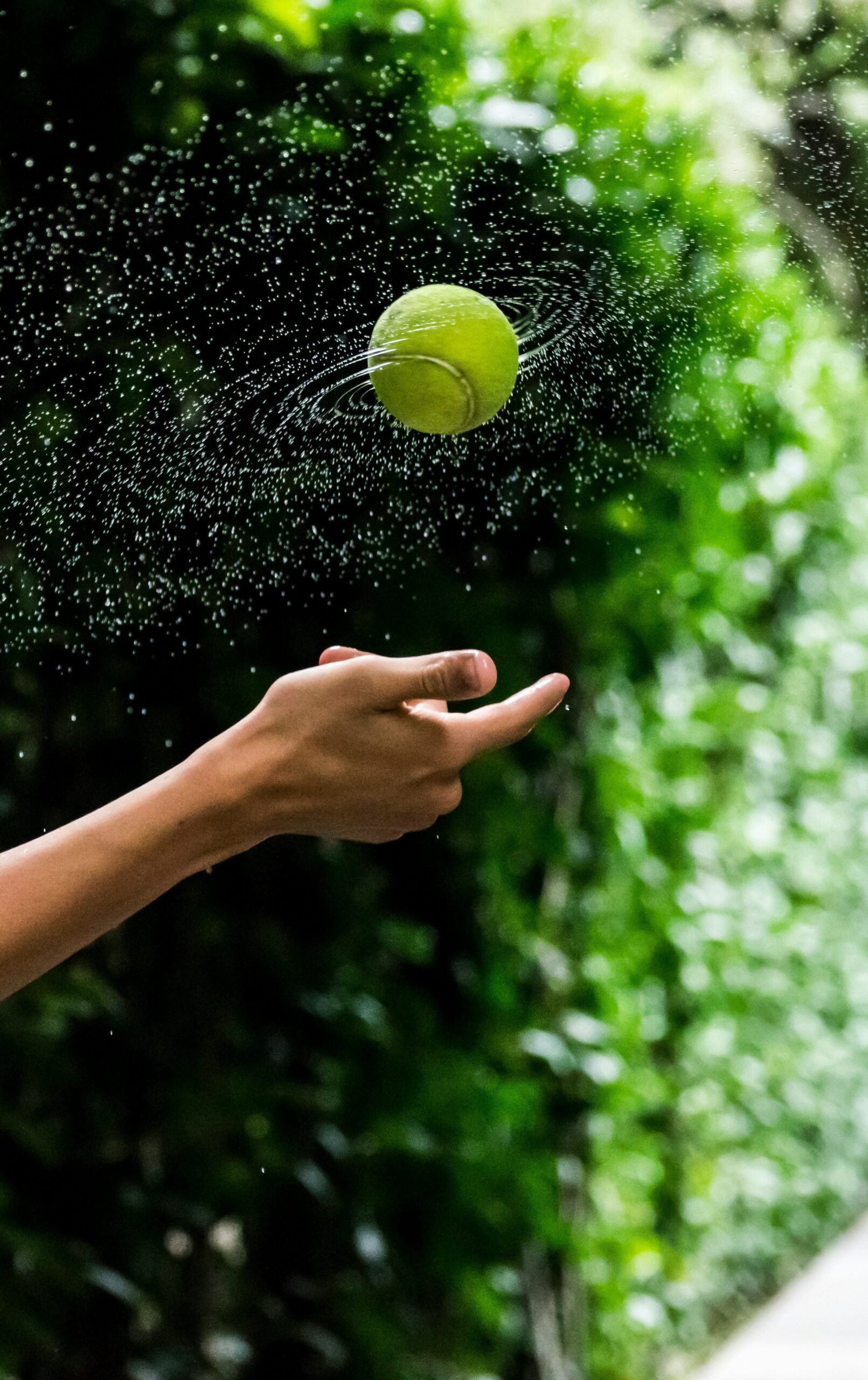 mano pelota en el aire